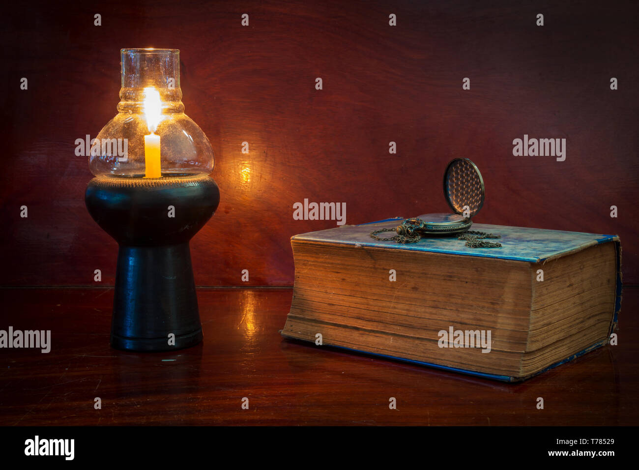 Ancora vita libro antico e guardare con lampada. Foto Stock