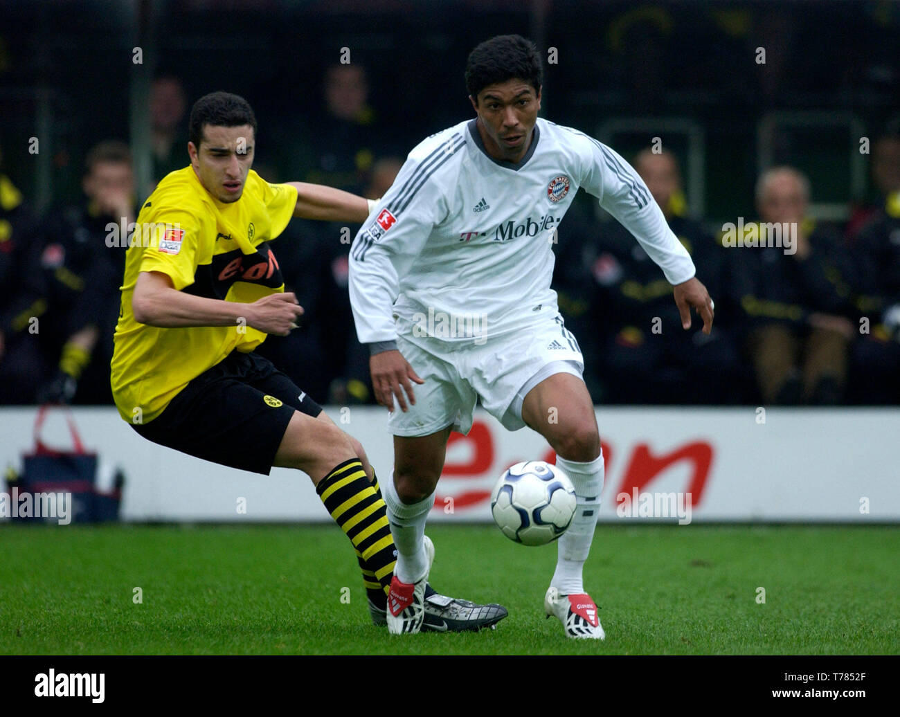 Westfalenstadion Dortmund Germania, 19.4.2003, il calcio tedesco Bundesliga Stagione 2002/03 Giornata 29, Borussia Dortmund (giallo) vs Bayern Monaco di Baviera (bianco) --- Il Giovane Elber (FCB), Ahmed Mahdouni (BVB) Foto Stock