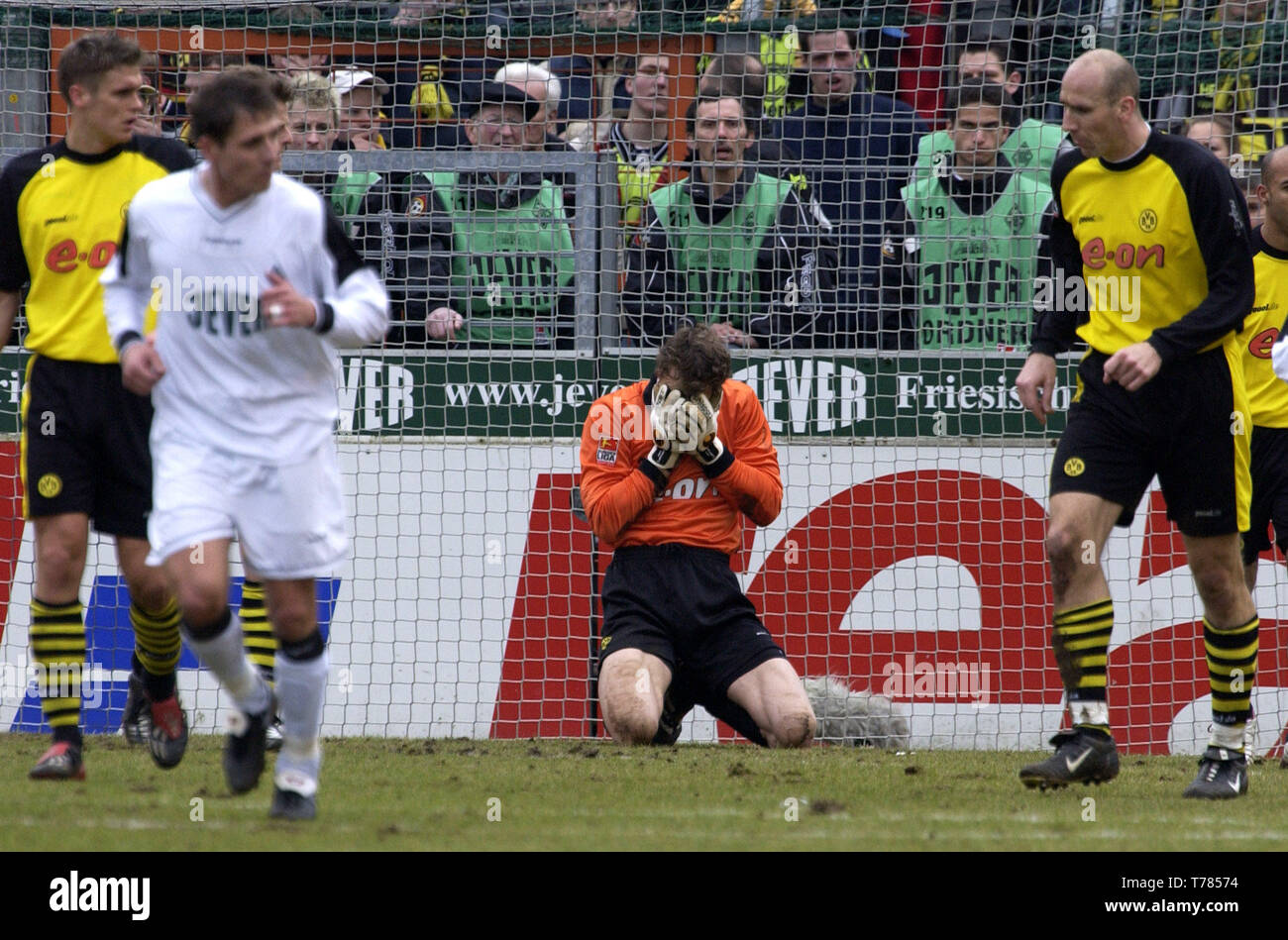 Boekelberstadion Moenchengladbach Germania, 8.3.2003, il calcio tedesco Bundesliga Stagione 2002/03 Giornata 24, Borussia Monchengladbach (Moenchengladbach, Gladbach, bianco) vs Borussia Dortmund (giallo) 1:0 --- Jens LEHMANN (BVB) Foto Stock