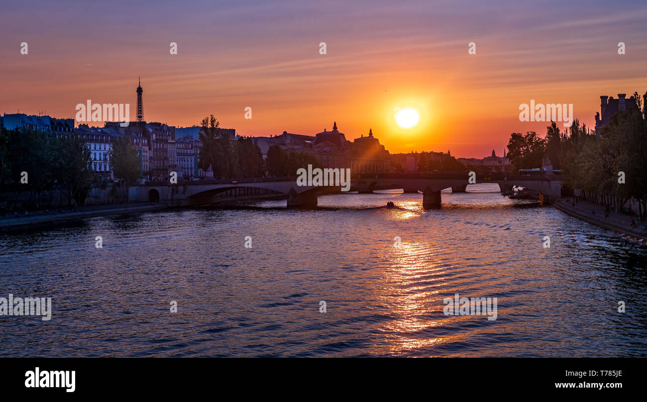 Parigi, Francia, 22 agosto 2018: vista panoramica del paesaggio urbano di Parigi con il ponte vecchio e la Senna Foto Stock