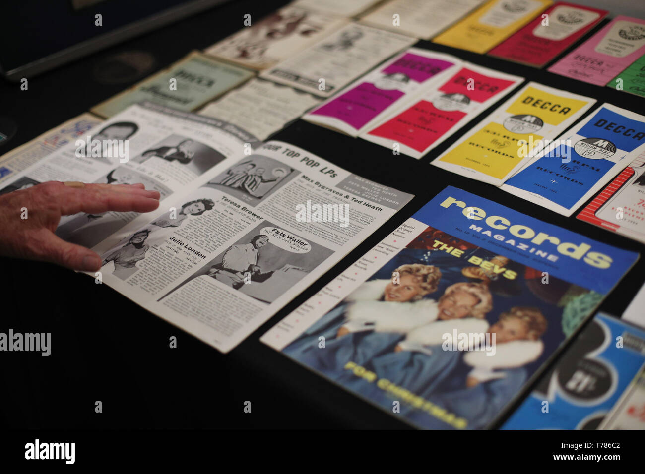 Decca promozionale da materiale tra 1929-2008, sul display durante l'evento di un giorno Decca 90: una celebrazione, al V&A LONDRA. Foto Stock