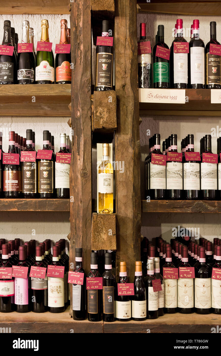 Enoteca " La corte del vino": bottiglie di vino della Valtellina. [Ita] Wineshop " La corte del vino ": le bottiglie di vino della Valtellina. Foto Stock