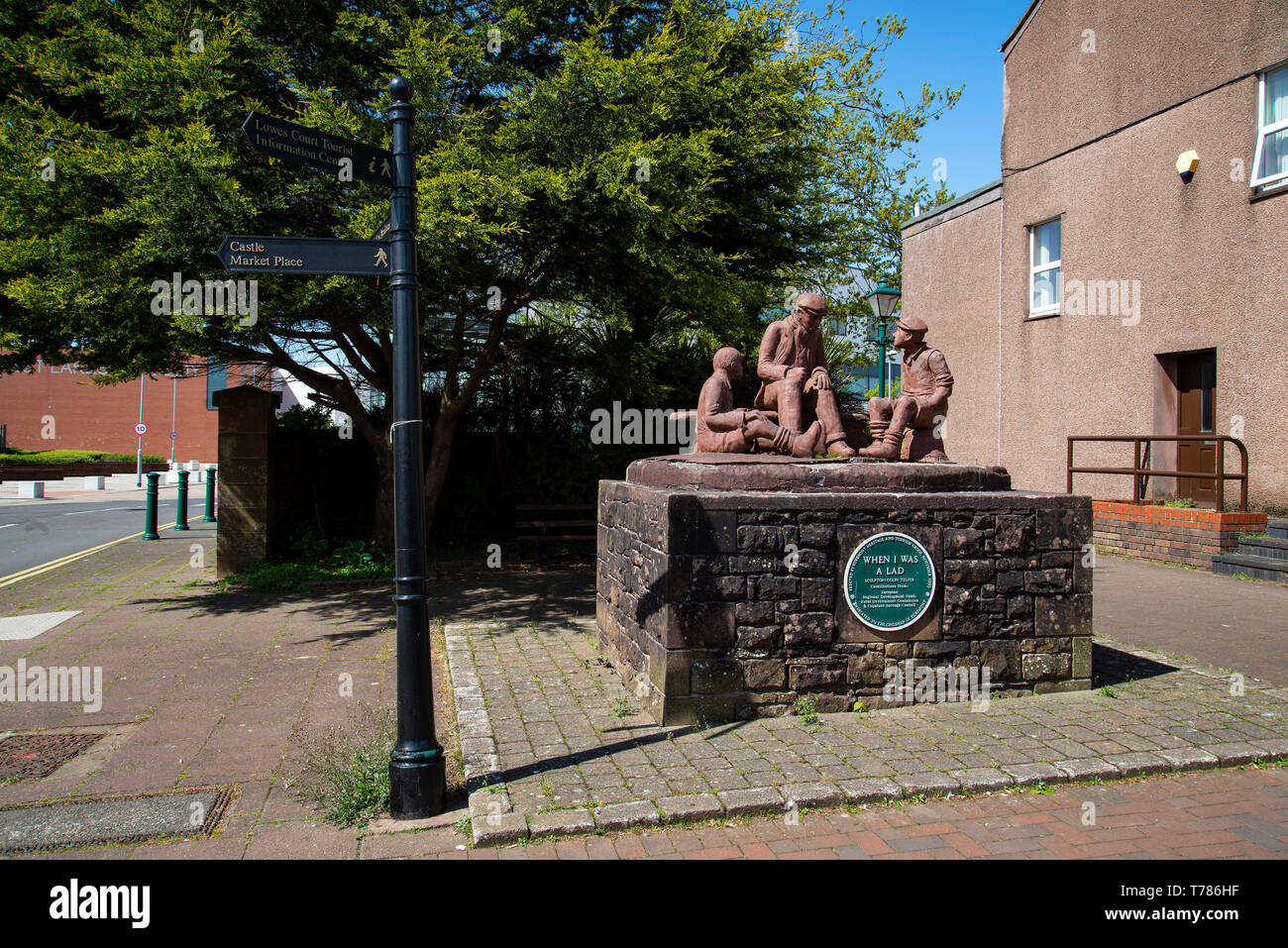 Statua "quando ero un ragazzo' da Colin Telfer all'ingresso westlakes academy che ha usato per essere Wyndham scuola in Egremont Cumbria occidentale Foto Stock