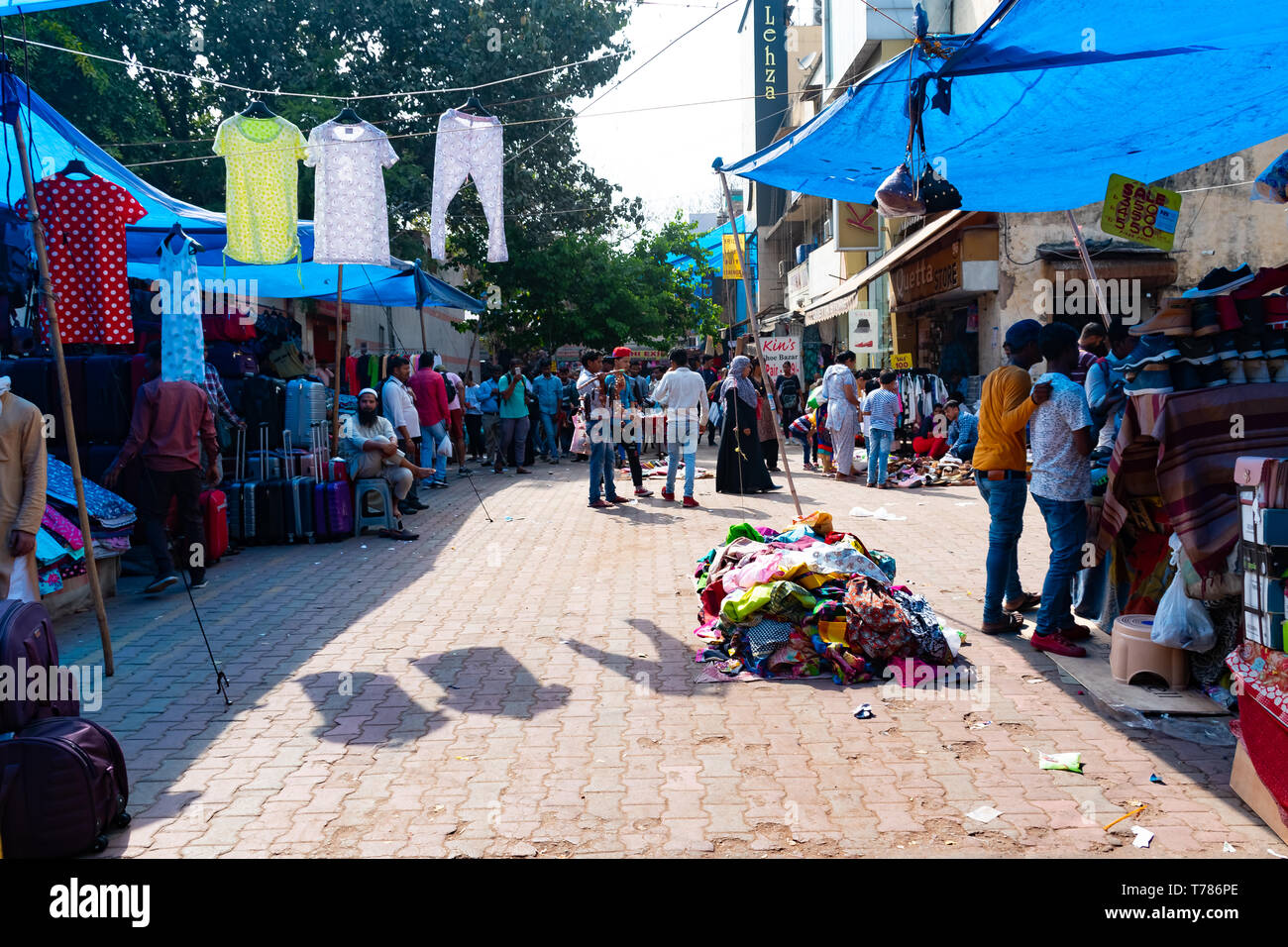 India, Nuova Delhi, 30 Mar 2019 - Abiti affollato mercato nel centro di New Delhi Foto Stock