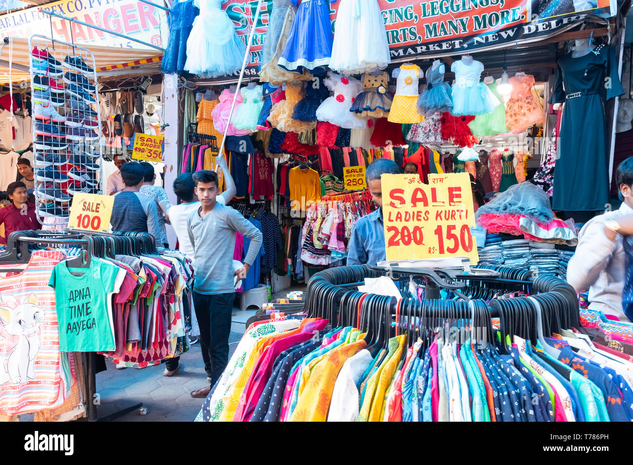 India, Nuova Delhi, 30 Mar 2019 - Abiti affollato mercato nel centro di New Delhi Foto Stock