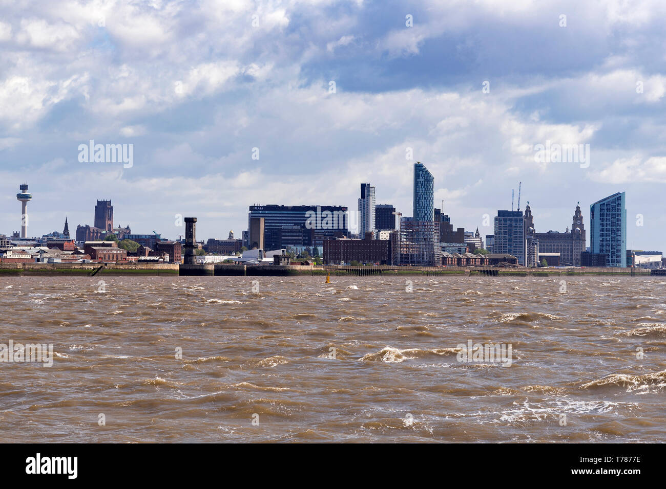 Lo skyline di Liverpool dal fiume Mersey. Foto Stock