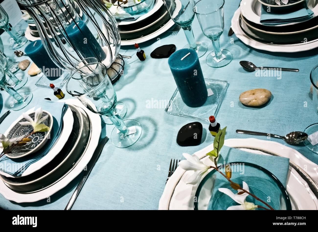 Formale le impostazioni della tabella in blu e bianco tema Foto Stock