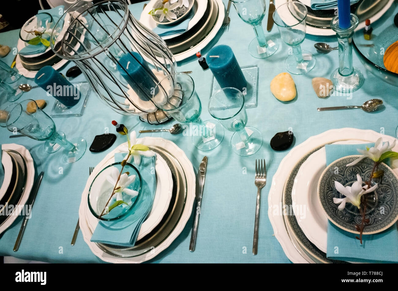 Formale le impostazioni della tabella in blu e bianco tema Foto Stock