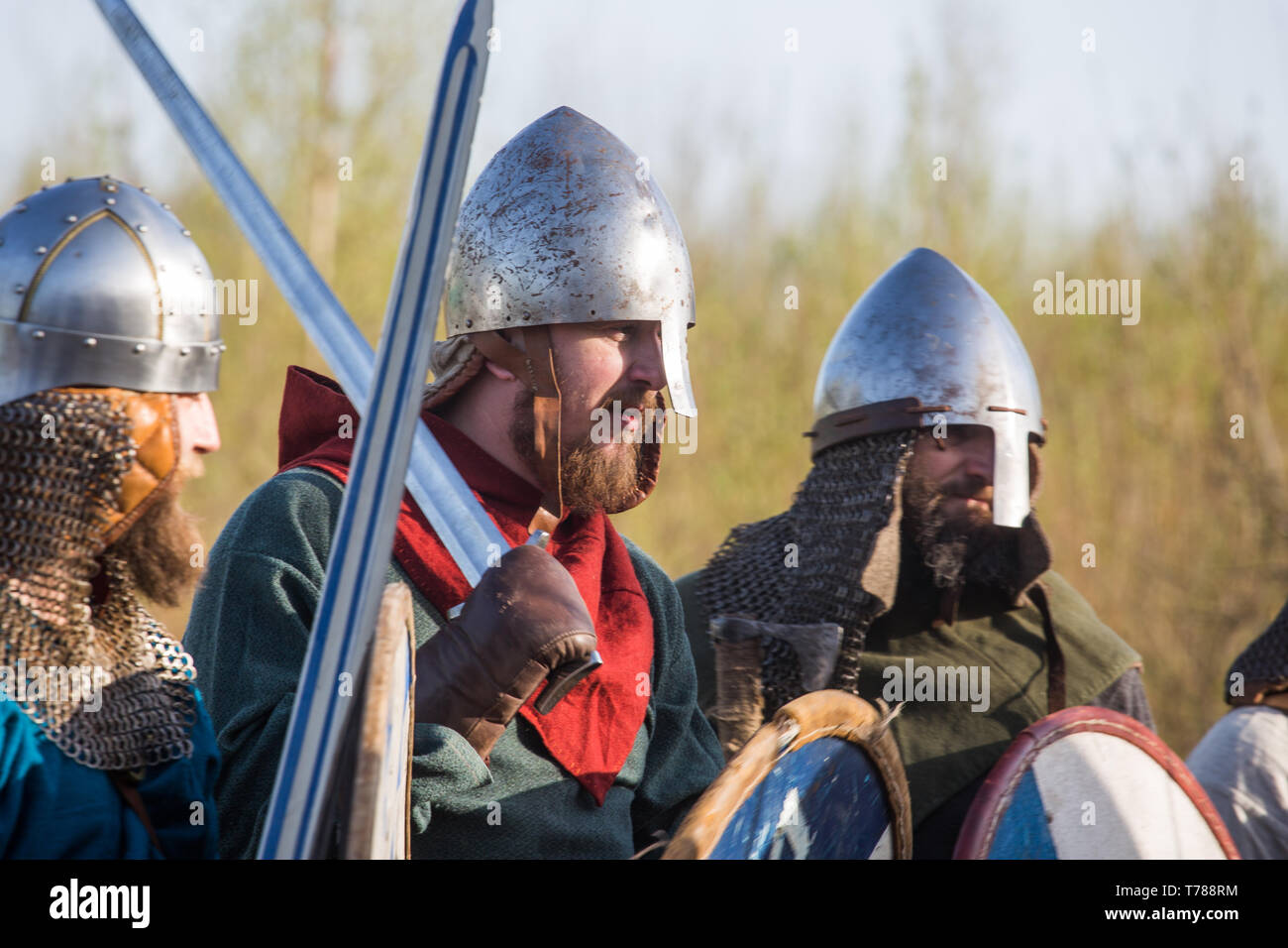 Un gruppo di guerrieri slavi nella rievocazione storica battaglia prove generali di formazione Foto Stock