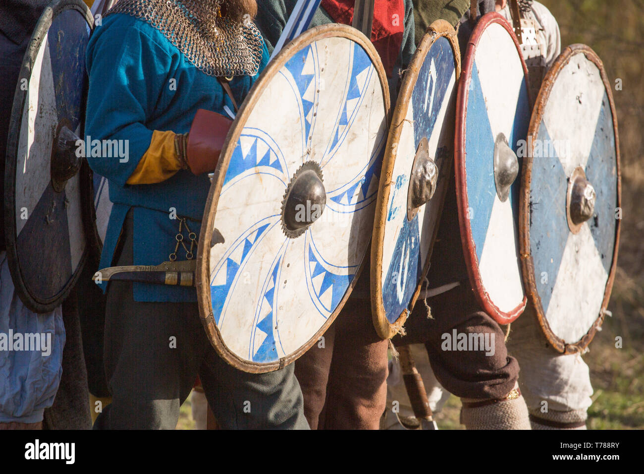 Un gruppo di guerrieri slavi nella rievocazione storica battaglia prove generali di formazione, vista su shieds Foto Stock