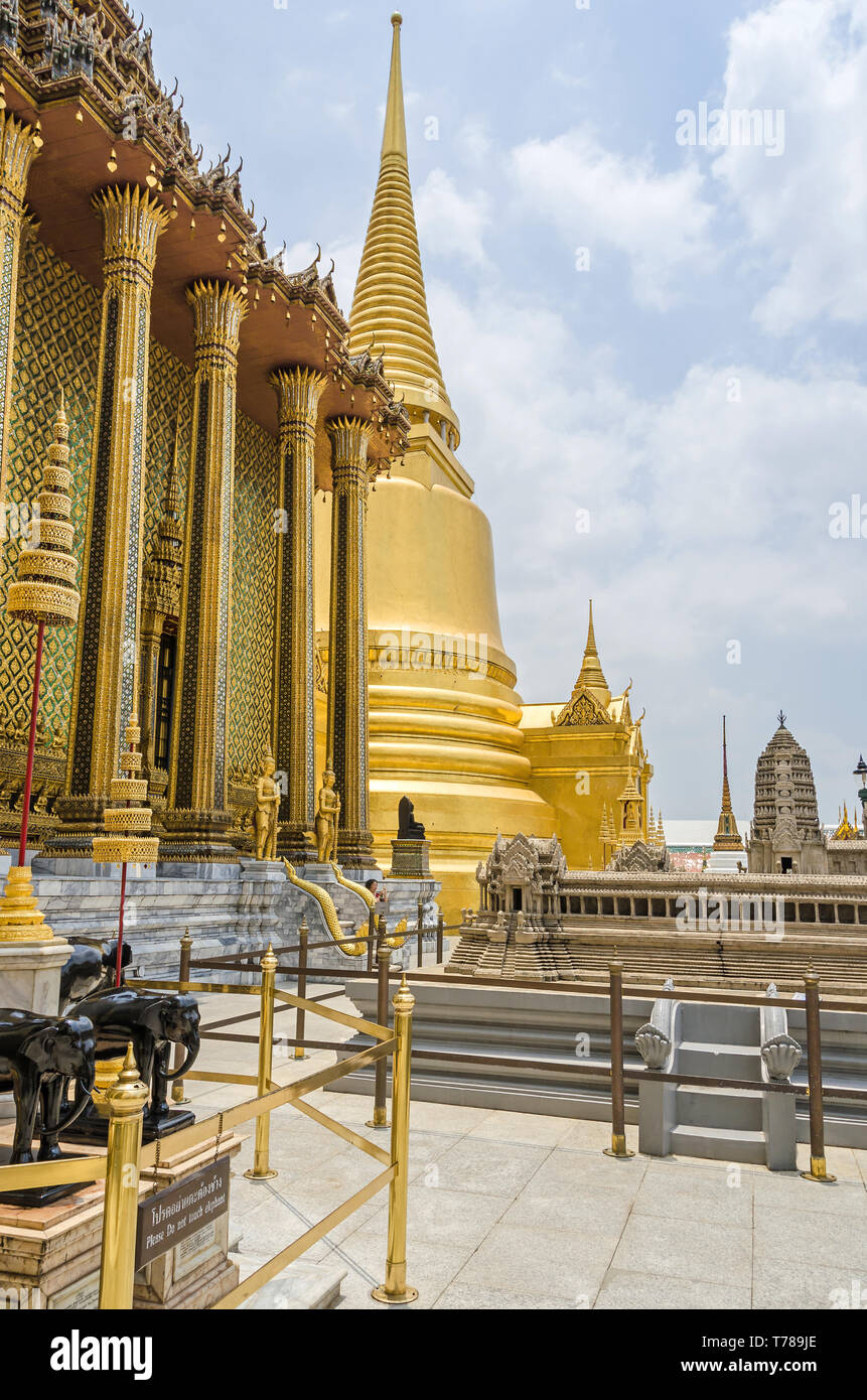 Phra Mondop, la biblioteca in stile tailandese e il Golden Chedi Phra Sri Rattana in Sri Lanka la proclamazione di stile le ceneri del Buddha in Wat Phra Kaew, il Foto Stock