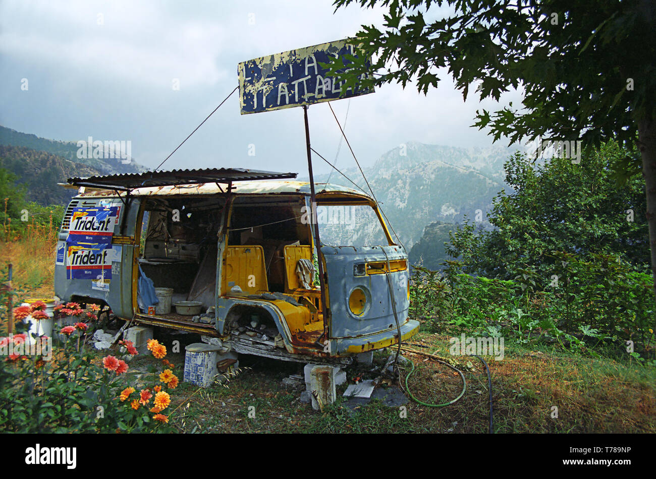 Vista di una devastata e abbandonata furgone VW in Taïyettos montagne vicino Artemisia, Messenia, Grecia Foto Stock