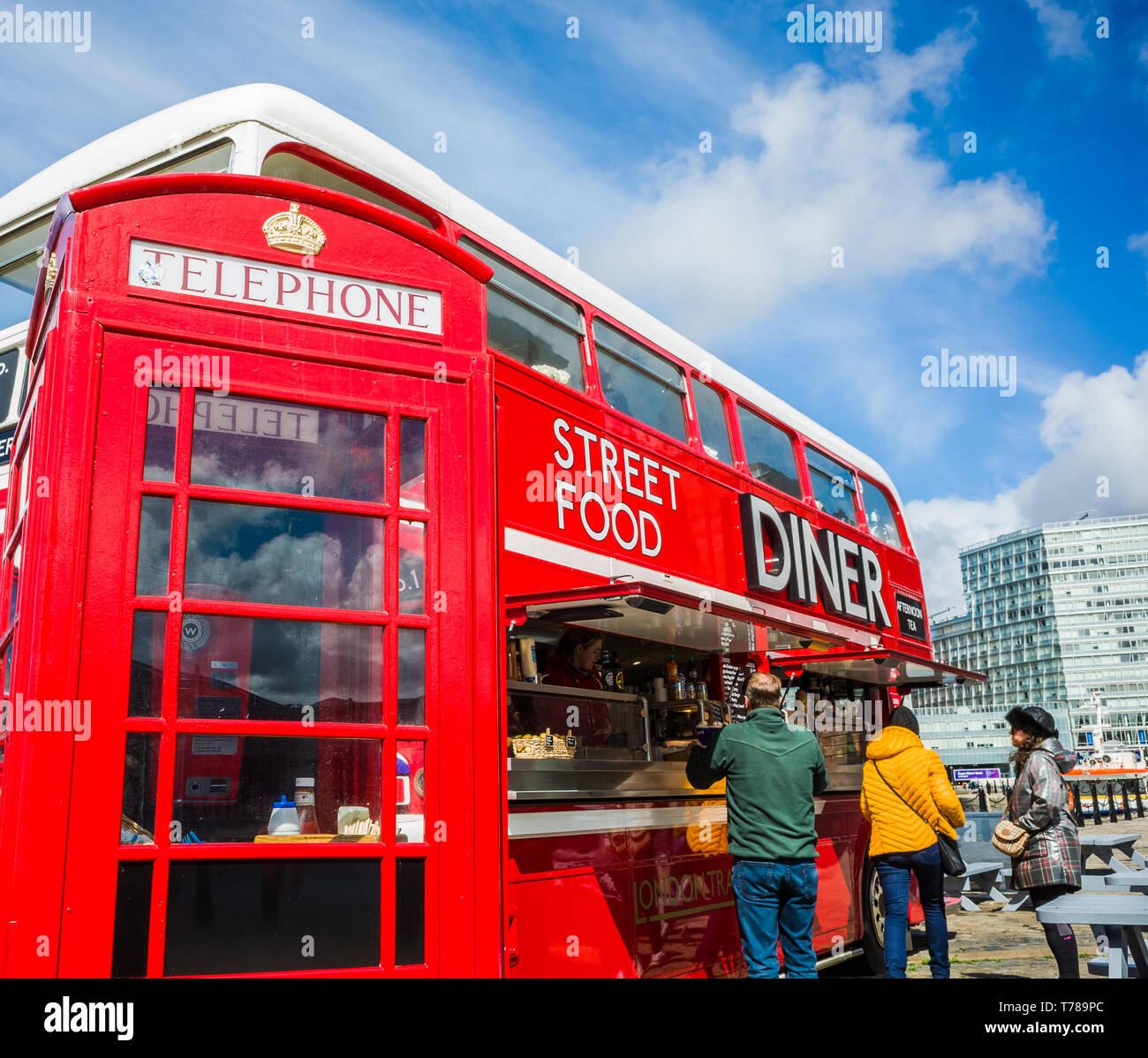 Londra tradizionale bus rosso a due piani di vendita di cibo di strada di Albert Dock, Liverpool. Foto Stock