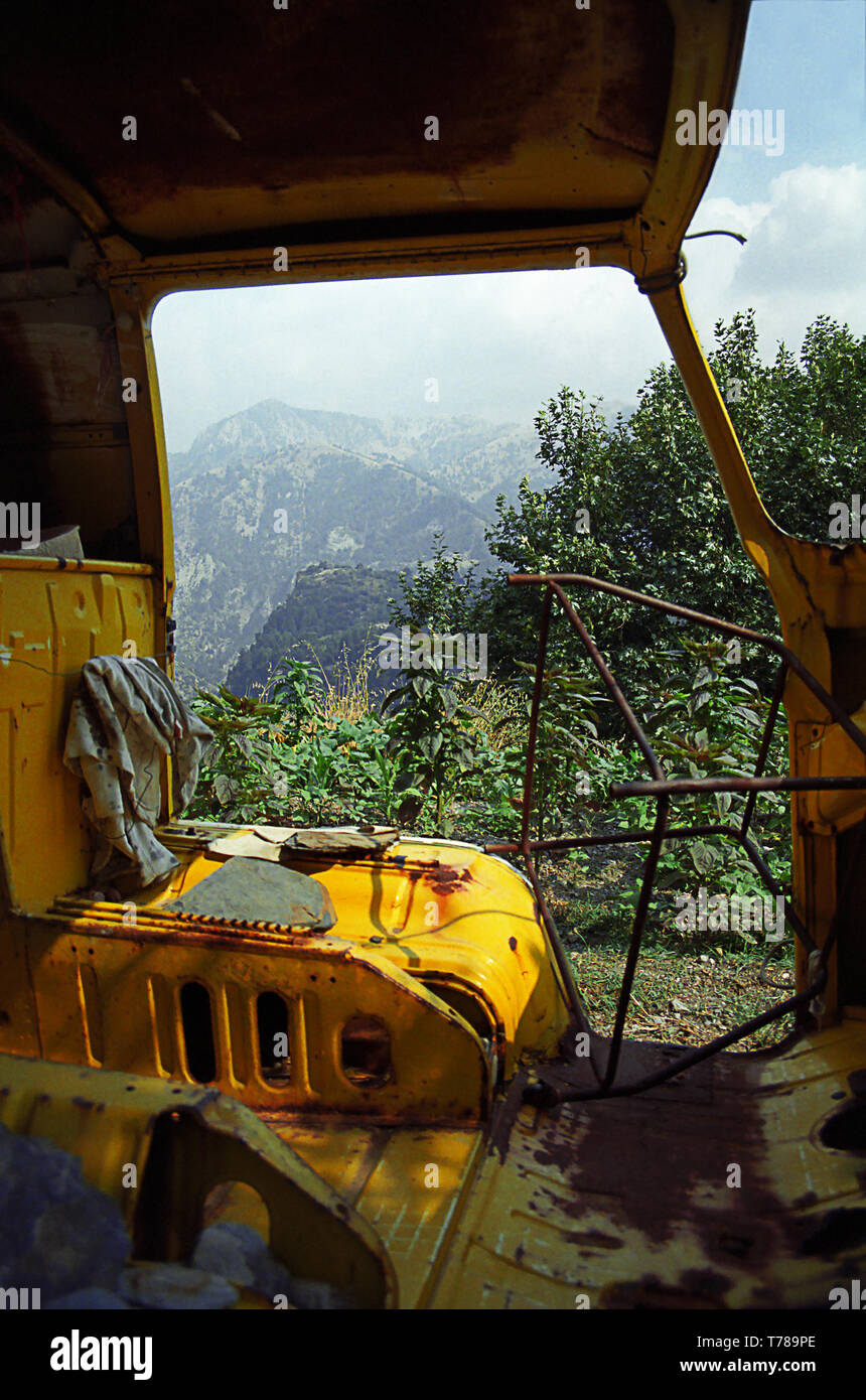 Vista attraverso la cabina di un distrutto e abbandonato VW van del Taïyettos montagne vicino Artemisia, Messenia, Grecia Foto Stock