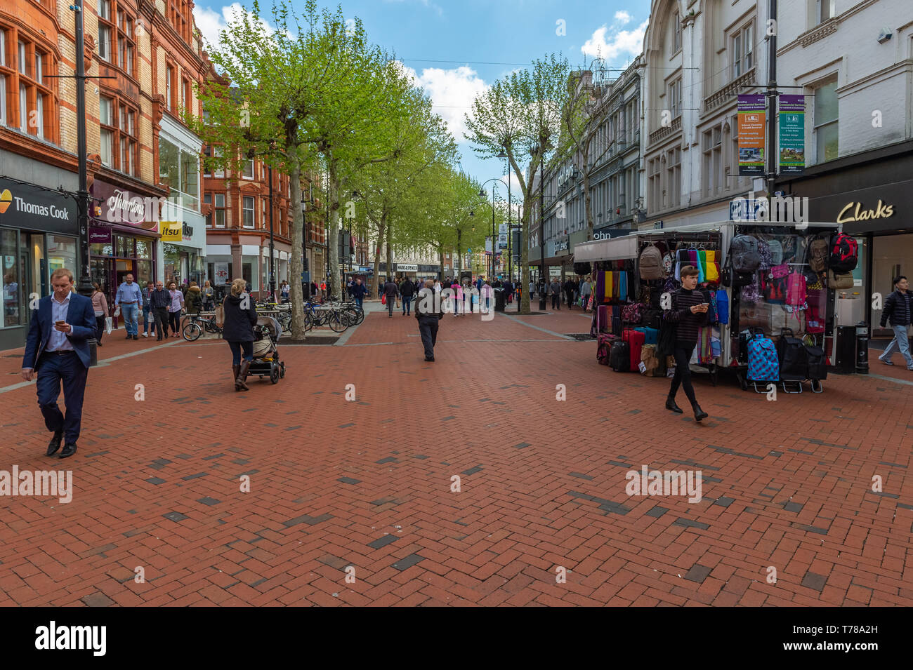 Reading, Berkshire, Regno Unito Inghilterra 29 aprile 2019. Le persone sono a piedi attraverso Broad Street. Foto Stock