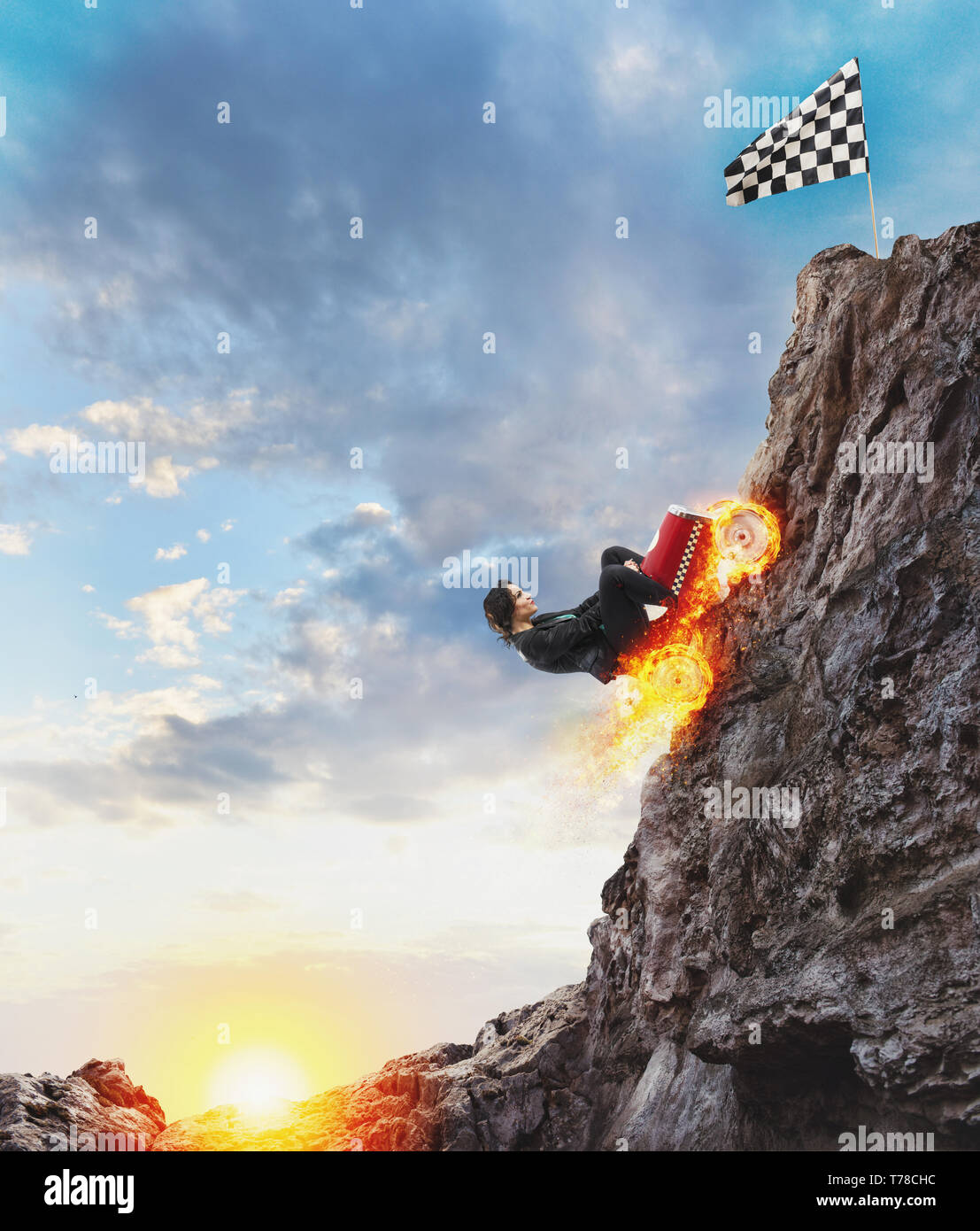 Imprenditrice veloce con una vettura si arrampica su una montagna per raggiungere la bandiera. Concetto di successo e la concorrenza. Foto Stock
