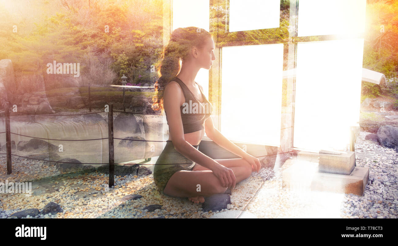 Giovane ragazza rilassante in posizione di yoga a casa con giardino zen. La doppia esposizione Foto Stock