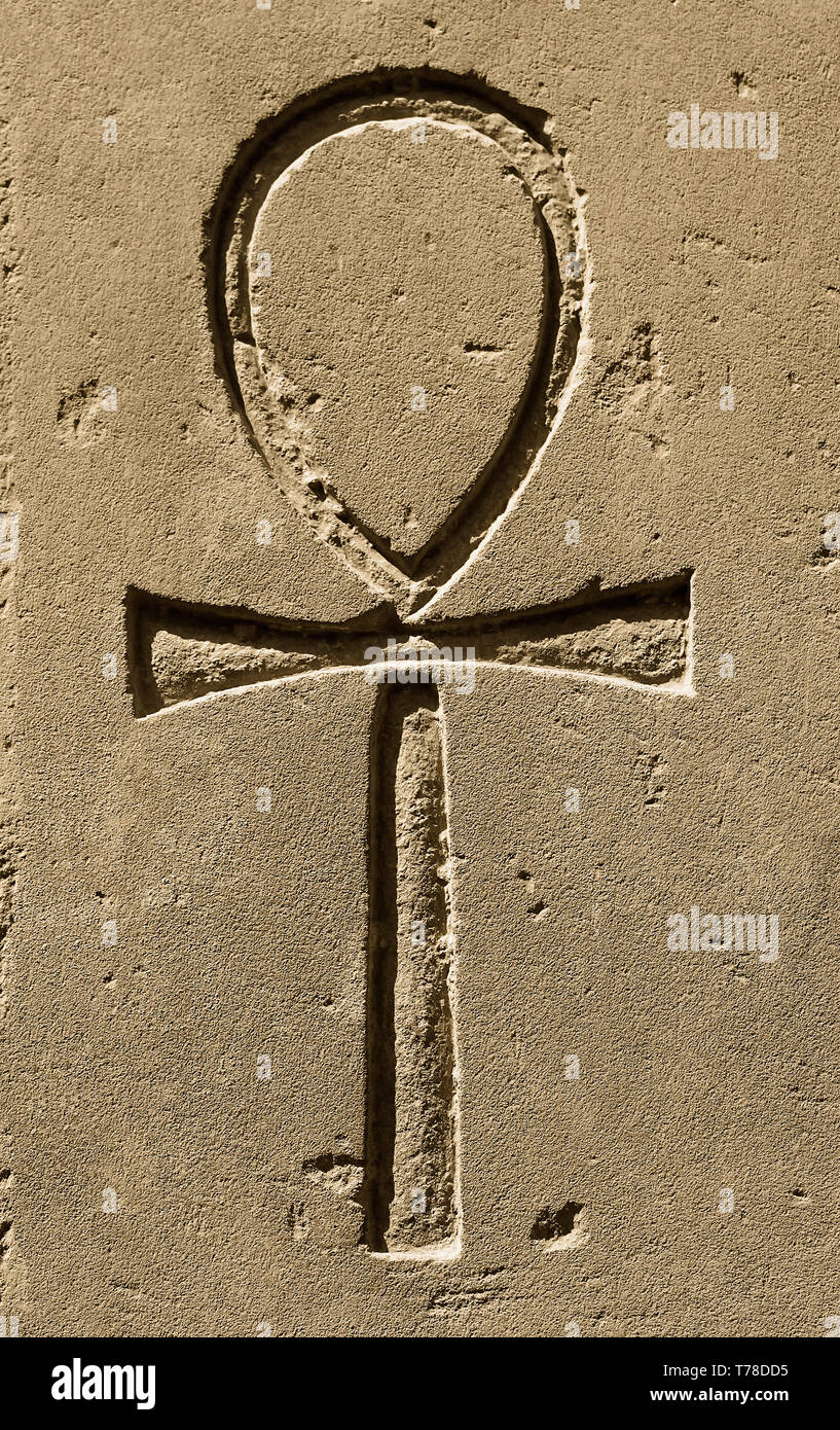 Antico Egitto simbolo Ankh ("chiave della vita", "vita eterna", "croce  egiziana") scolpiti sulla pietra nel tempio di Karnak e Luxor Foto stock -  Alamy