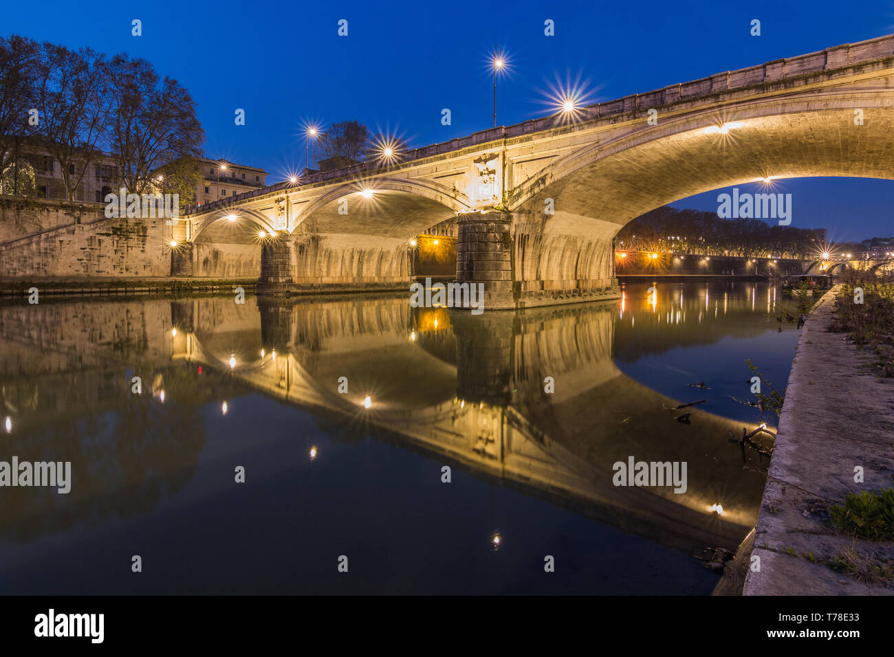 Ponte Sisto e Ponte sul Tevere di notte sulla riva e sotto il ponte. Una pietra street bridge nel centro storico di Roma di notte con il Foto Stock