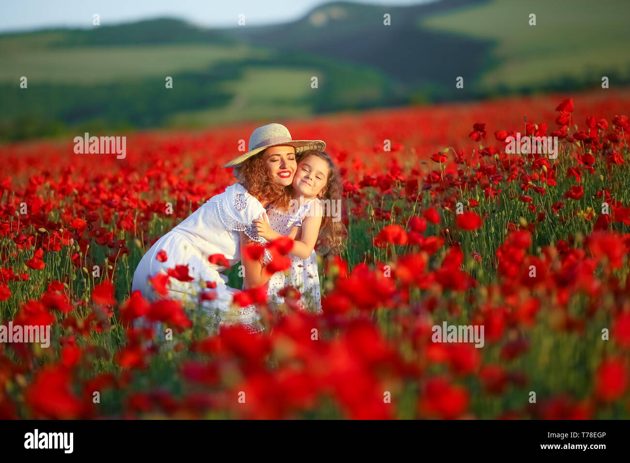 Madre e figlia in campo di papavero Royalty free stock foto. Foto Stock