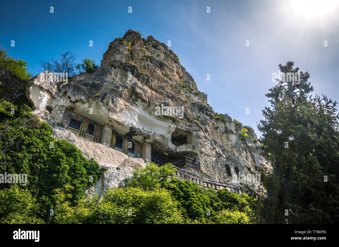 Incredibile monastero di Basarabov Rock, Bulgaria. Basarbovo, il monastero di San Dimitar Basarbowski è un monastero ortodosso bulgaro Foto Stock