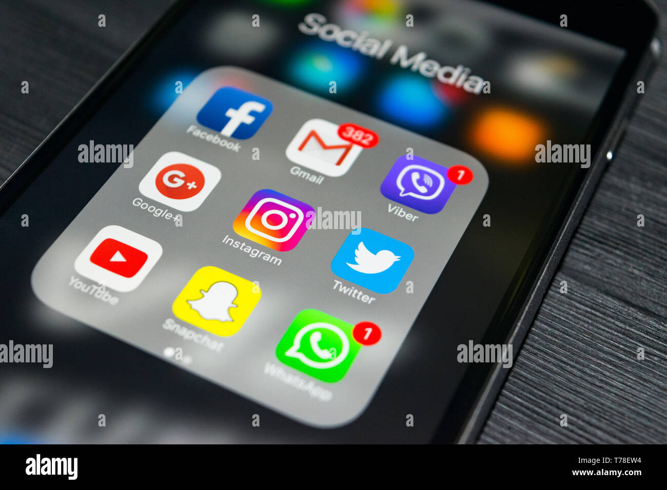 Sankt-Petersburg, Russia, 24 Settembre 2017: iphone 6s plus con le icone dei social media sullo schermo. Smartphone stile di vita nello smartphone. A partire social m Foto Stock