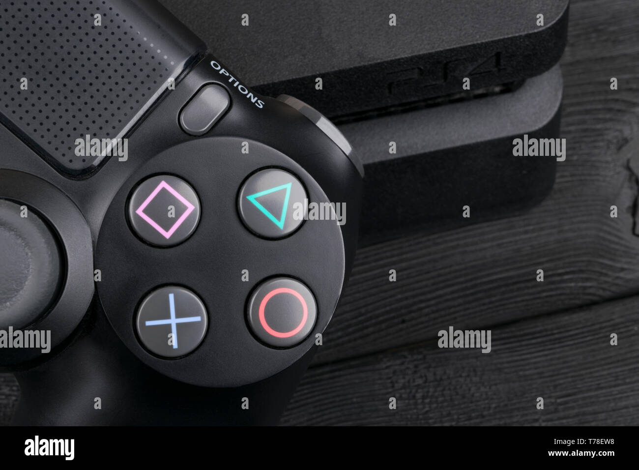 Sankt-Petersburg, Russia, 24 Settembre 2017: Sony PlayStation 4 Slim 1Tb revisione e dualshock controller di gioco. Una console di gioco con un joystick. Home v Foto Stock