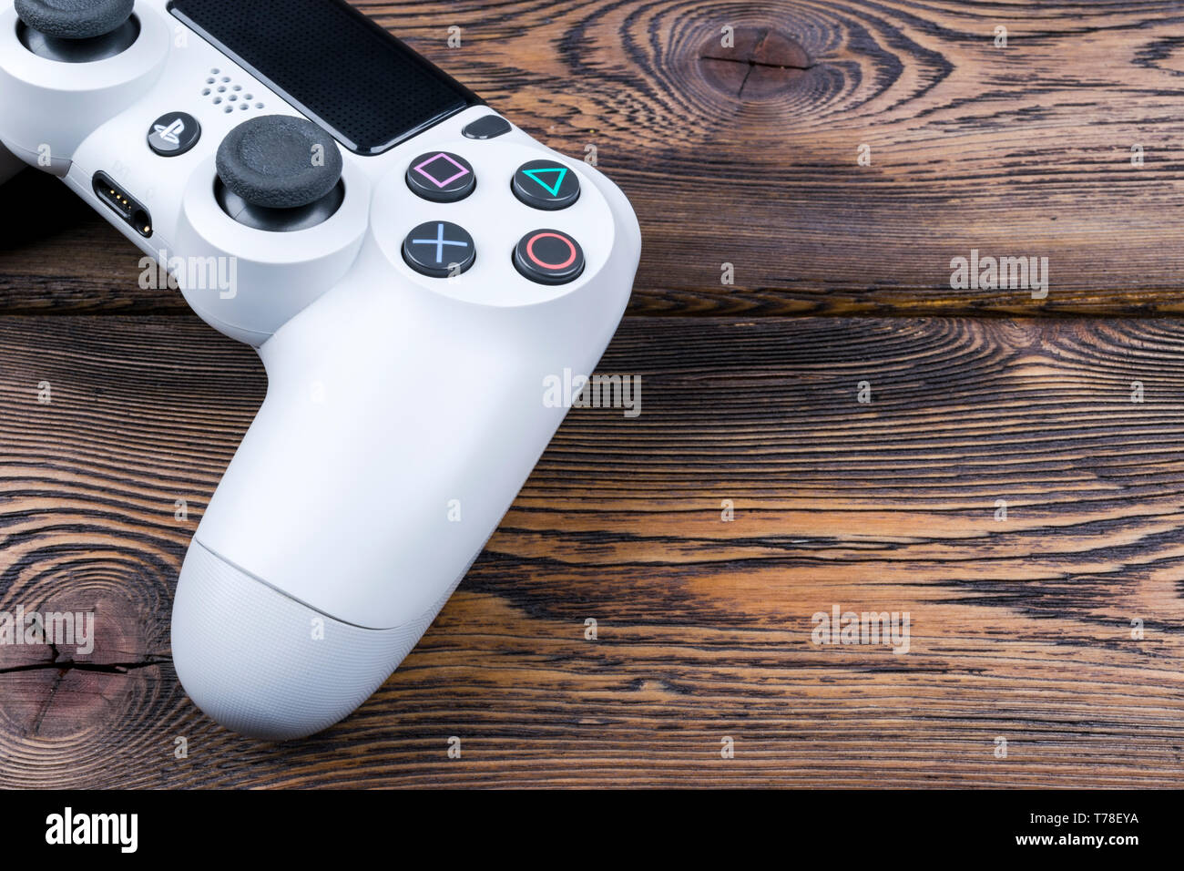 Sankt-Petersburg, Russia, 24 Settembre 2017: Sony PlayStation 4 Slim 1Tb revisione e dualshock controller di gioco. Una console di gioco con un joystick. Home v Foto Stock