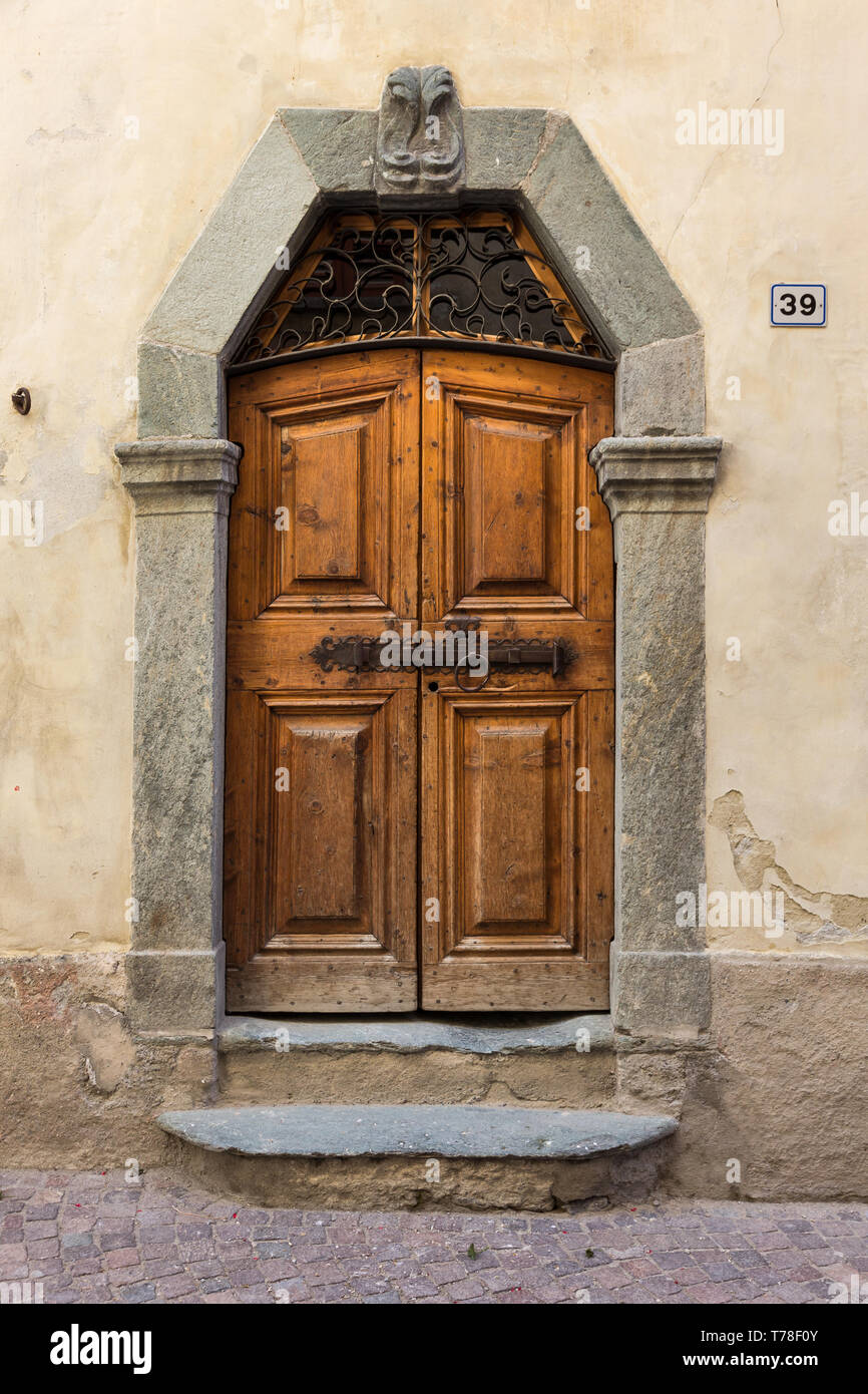 Bormio: porta in legno di antica casa con stipite in pietra. [Ita] Bormio: Vecchia casa porta di legno con la pietra di stipite. Foto Stock