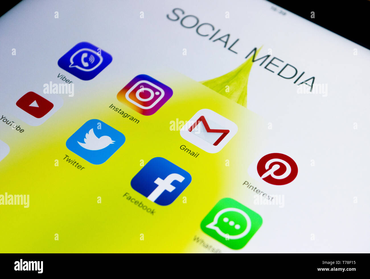 Sankt-Petersburg, Russia, Ottobre 2, 2017: iPad Apple Pro con le icone dei social media sullo schermo. Computer tablet stile di vita. A partire social media app. Foto Stock