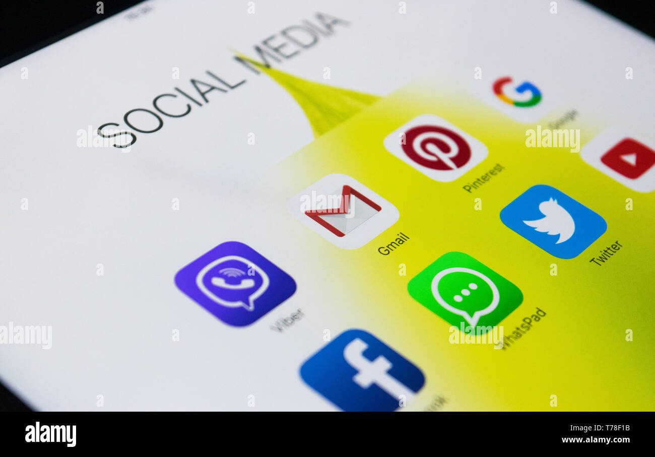 Sankt-Petersburg, Russia, Ottobre 2, 2017: iPad Apple Pro con le icone dei social media sullo schermo. Computer tablet stile di vita. A partire social media app. Foto Stock