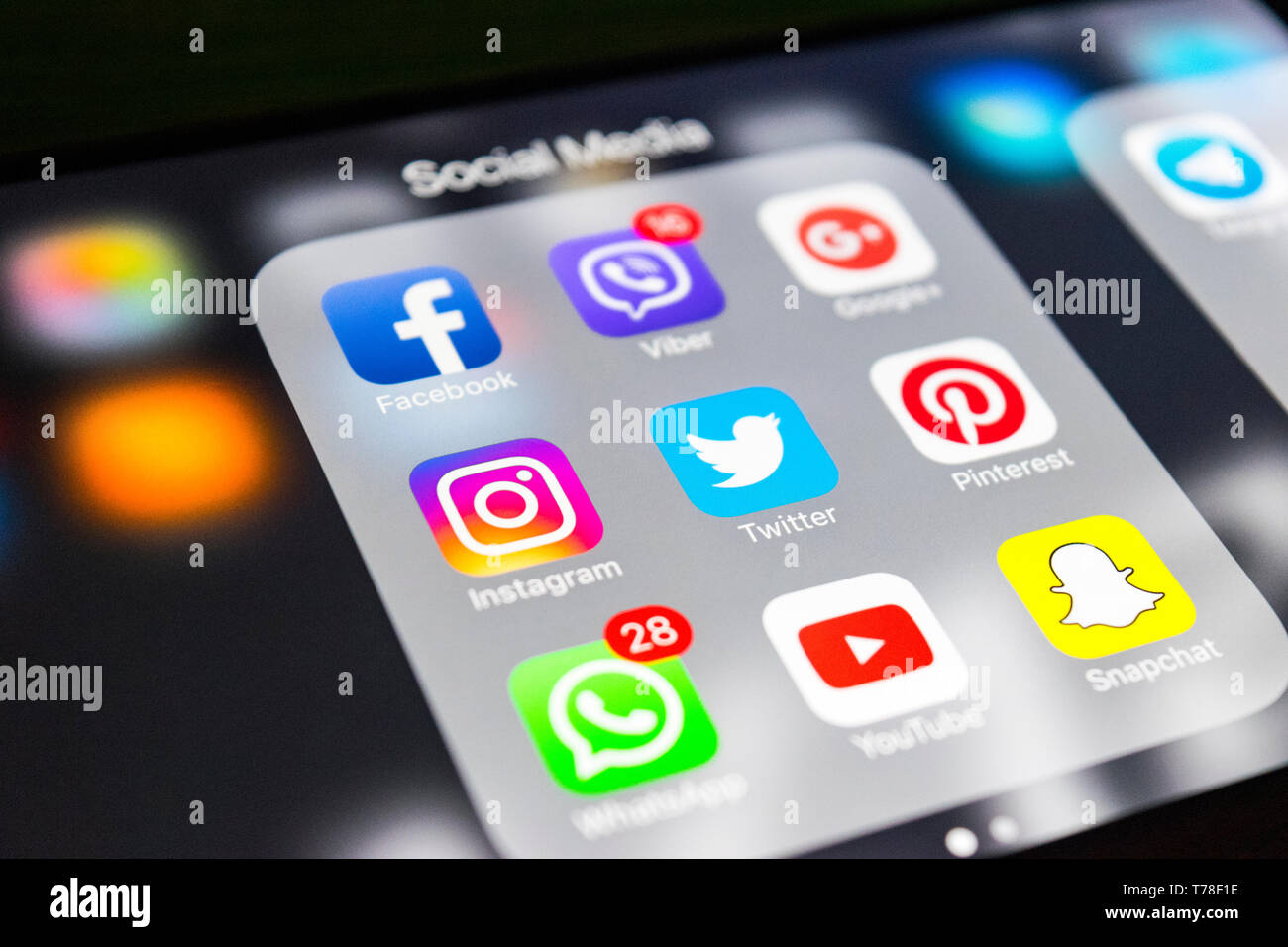 Sankt-Petersburg, Russia, 2 ottobre 2017: iphone 7s plus con le icone dei social media sullo schermo. Smartphone stile di vita nello smartphone. A partire social medi Foto Stock