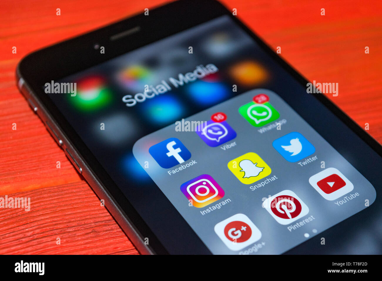 Sankt-Petersburg, Russia, 2 ottobre 2017: iphone 6 plus con le icone dei social media sullo schermo. Smartphone stile di vita nello smartphone. A partire social media Foto Stock