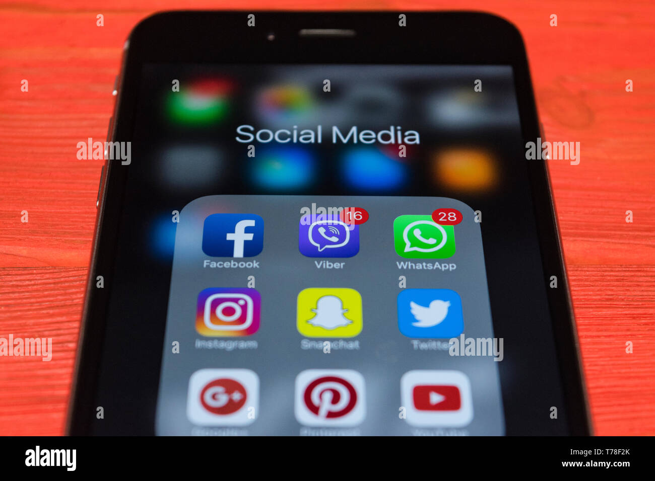 Sankt-Petersburg, Russia, 2 ottobre 2017: iphone 7 plus con le icone dei social media sullo schermo rosso sulla scrivania in legno. Smartphone stile di vita nello smartphone. St Foto Stock