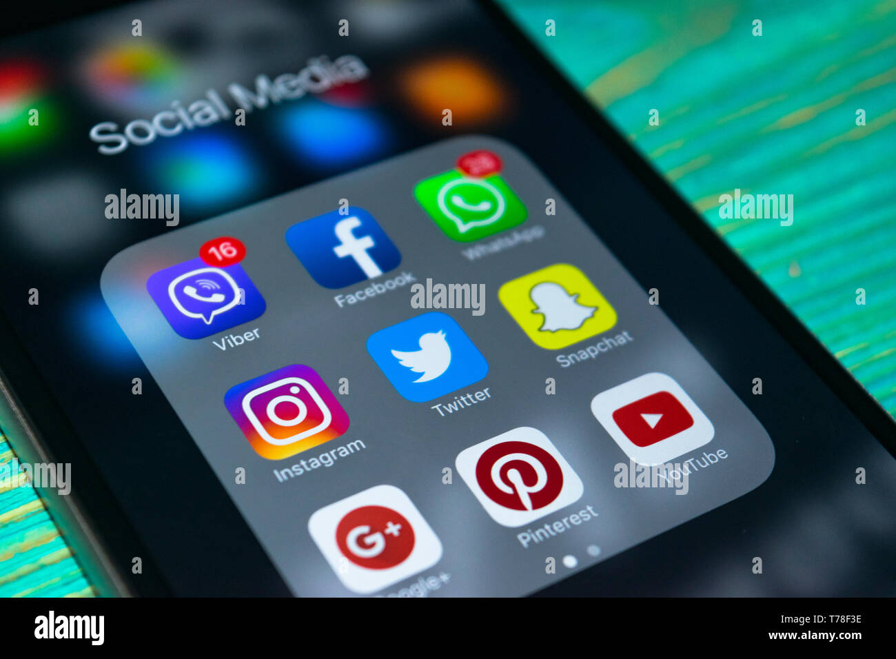 Sankt-Petersburg, Russia, 2 ottobre 2017: iphone 7 plus con le icone dei social media su schermata blu sul tavolo di legno. Smartphone stile di vita nello smartphone. Foto Stock