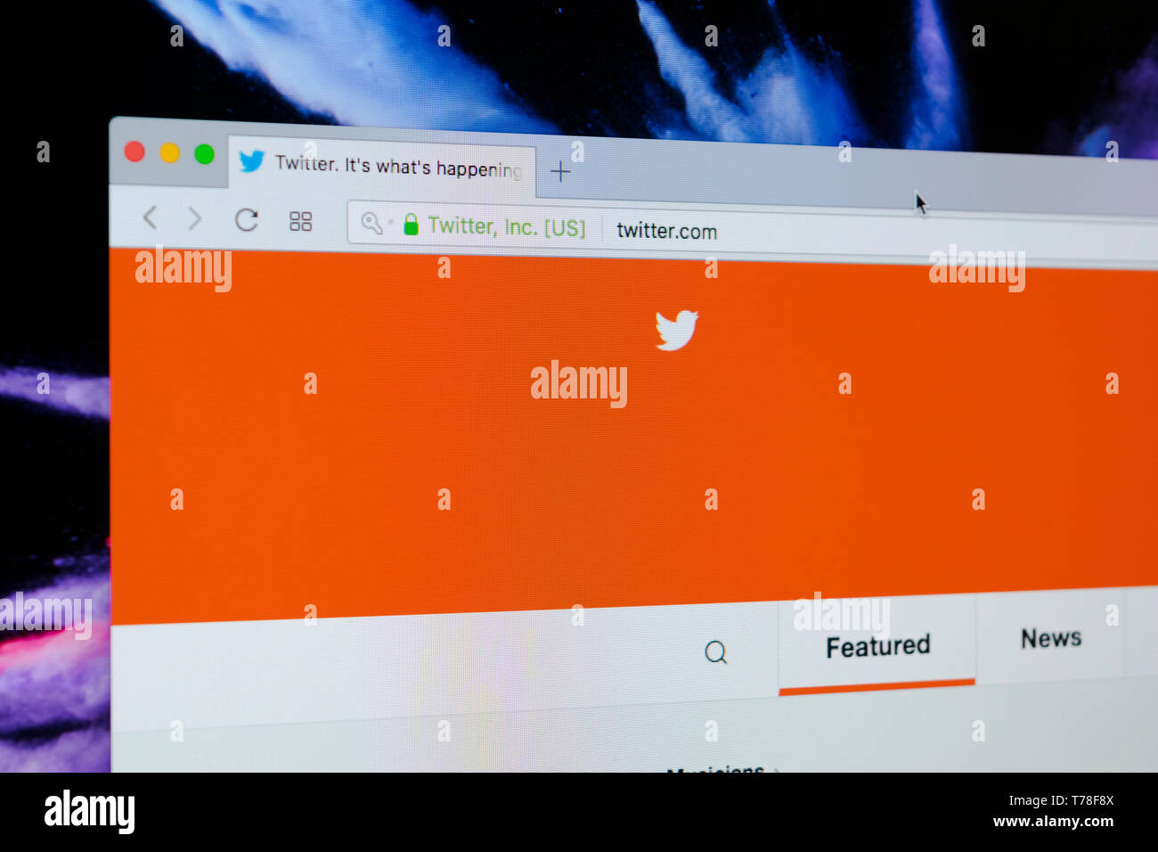 Sankt-Petersburg, Russia, 9 Novembre 2017: Twitter login homepage Apple iMac monitor. Twitter è un social network di microblogging gestito da Twitter Foto Stock