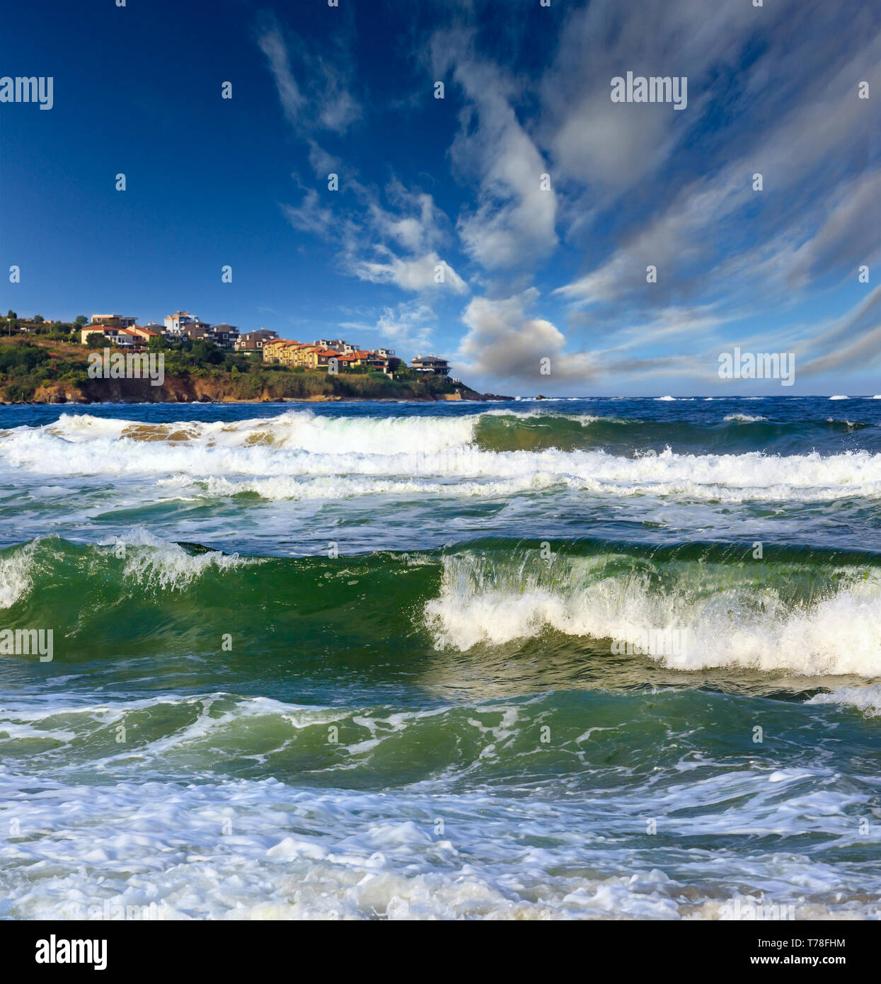 Mare tempestoso vista dalla spiaggia e case sulla costa , la Bulgaria. Foto Stock