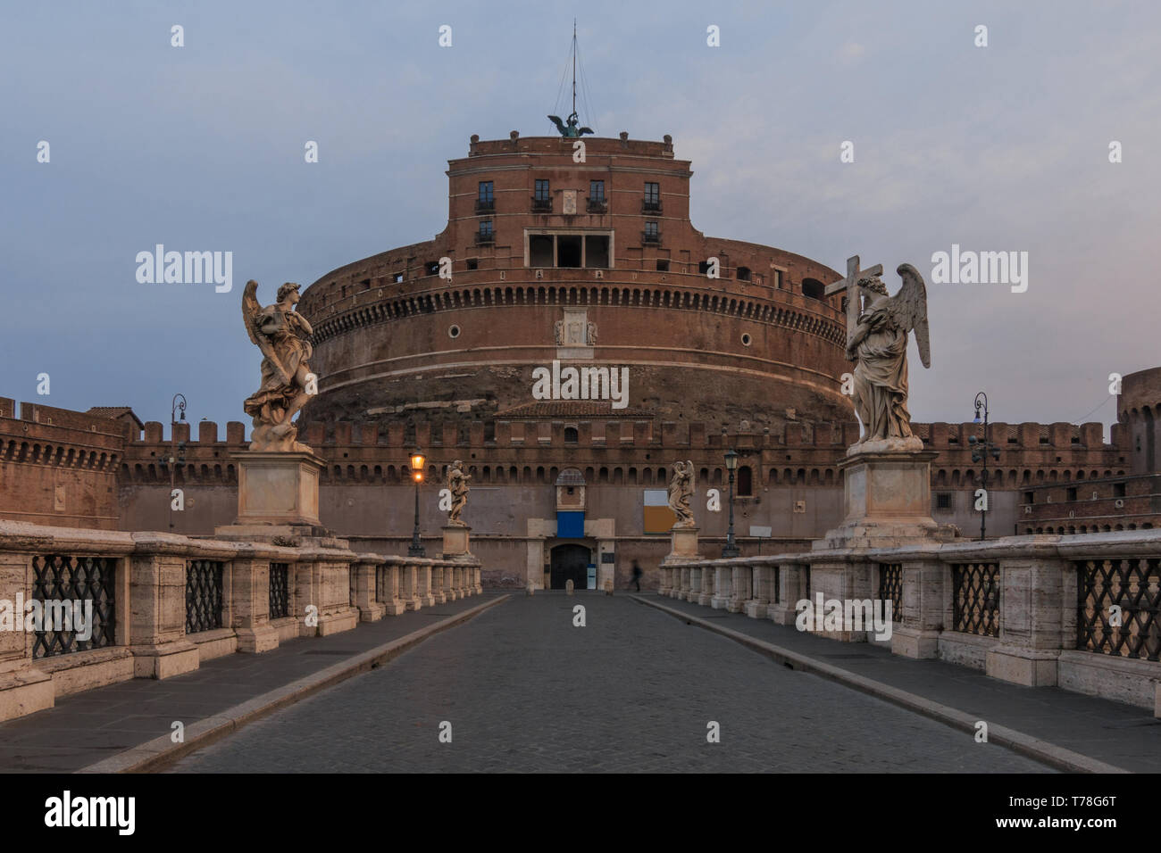 Castel Sant Angelo con il ponte di Aurelio al mattino al tramonto. Il ponte di pietra con figure oltre il fiume Tevere senza le persone e con le nuvole nel Foto Stock