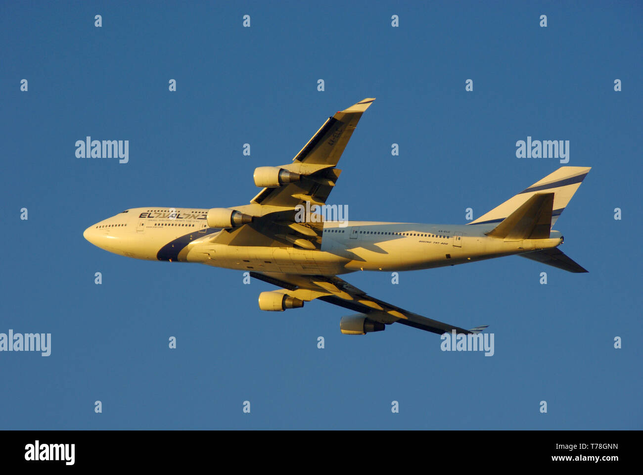 El al Israel Airlines Boeing 747 aereo di linea 4X-ELC decolla dall'aeroporto di Londra Heathrow nel Regno Unito nel cielo blu nel tardo pomeriggio Foto Stock