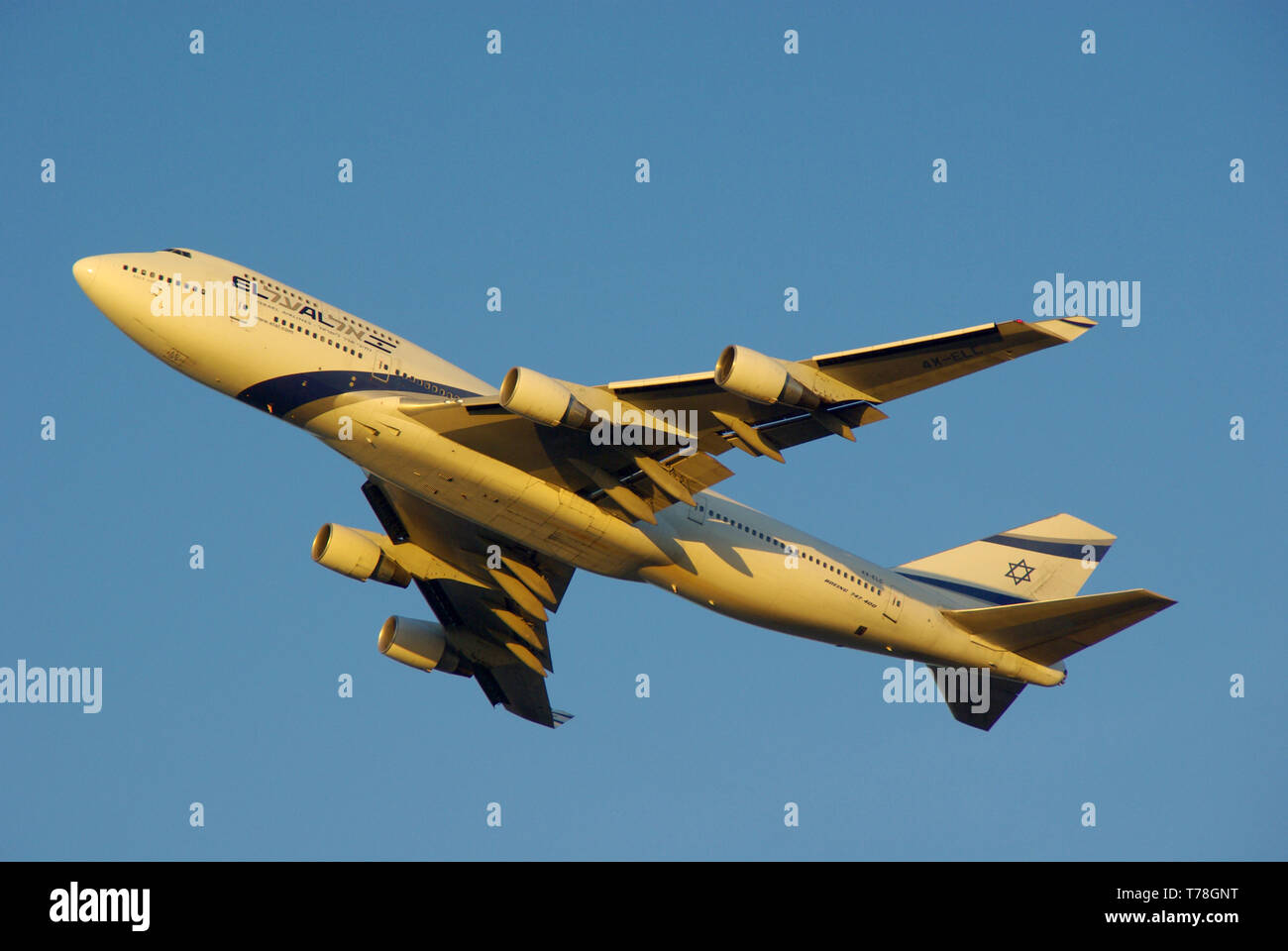 El al Israel Airlines Boeing 747 aereo di linea 4X-ELC decolla dall'aeroporto di Londra Heathrow nel Regno Unito nel cielo blu nel tardo pomeriggio Foto Stock