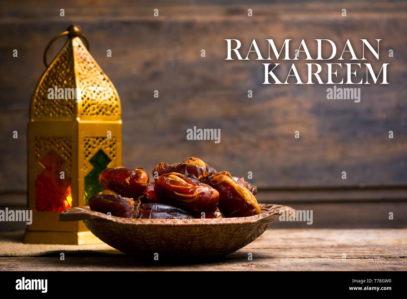 Datteri freschi con mandorle e Felice Ramadan messaggio Foto Stock