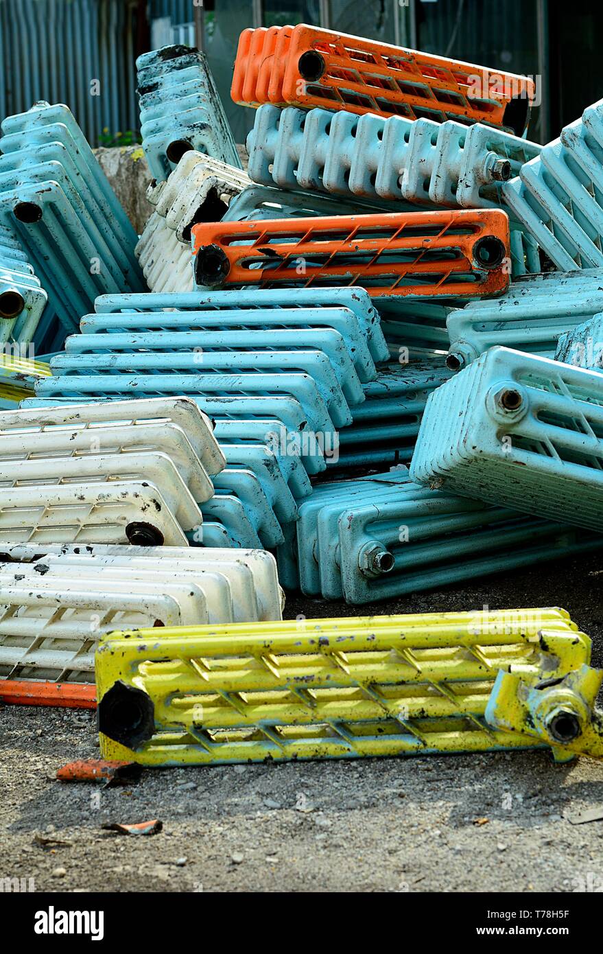 Cantiere di scarto, rottami di metallo sulla discarica di rifiuti in una società di riciclaggio Foto Stock