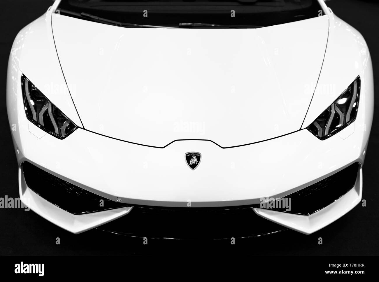 Sankt-Petersburg, Russia, luglio 21, 2017: vista frontale di un bianco di lusso Lamborghini sportcar Huracan LP 610-4. Auto dettagli degli esterni. In bianco e nero. Ph Foto Stock