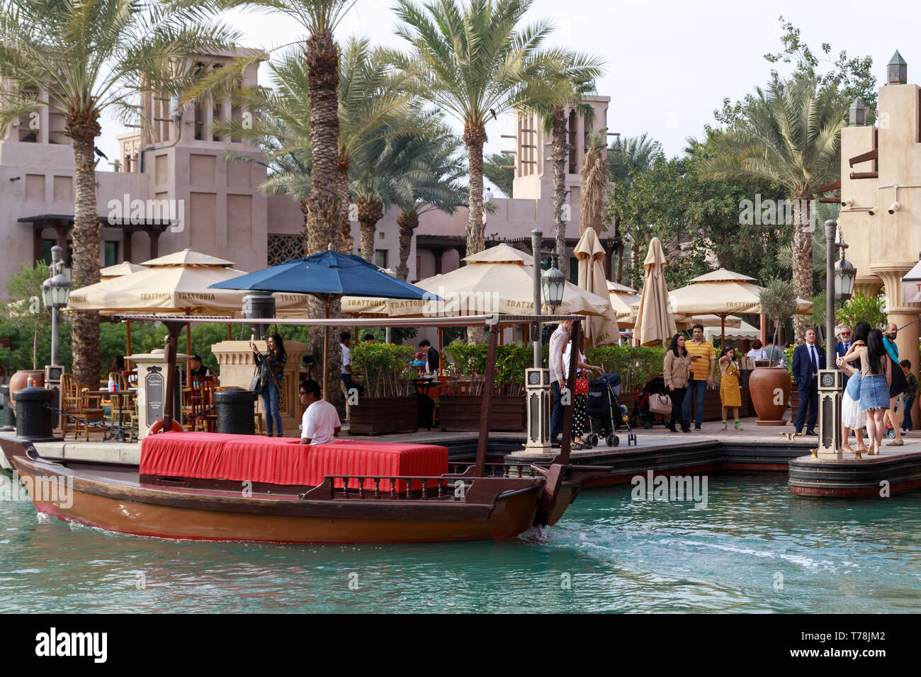 DUBAI, UAE, 13 gennaio 2019: in legno tradizionale battello Arabo galleggianti contro lo sfondo di pochi turisti in Madinat Jumeirah Foto Stock