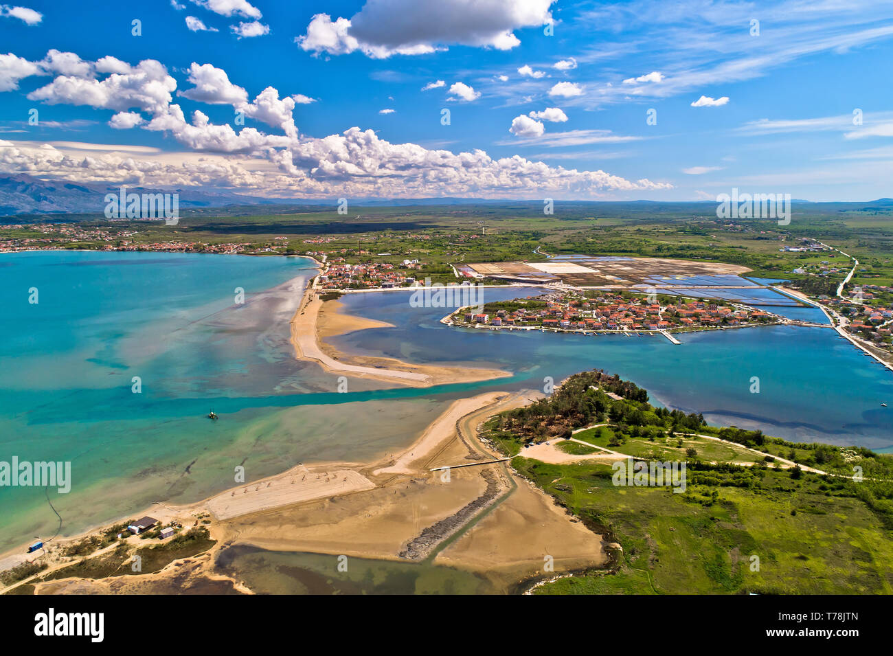 Città storica di Nin laguna e spiaggia scanni vista aerea, Ravni kotari sfondo, Dalmazia regione della Croazia Foto Stock