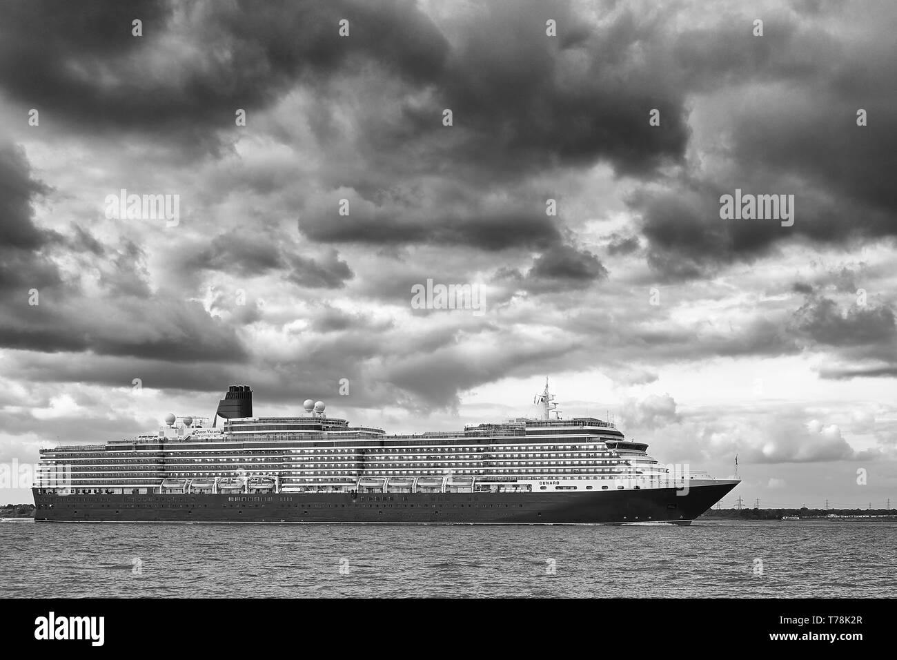 Moody Black and White Photo of the Cunard Line, MS QUEEN VICTORIA, Passing Calshot Spit, mentre She salpa da Southampton per Amburgo Foto Stock