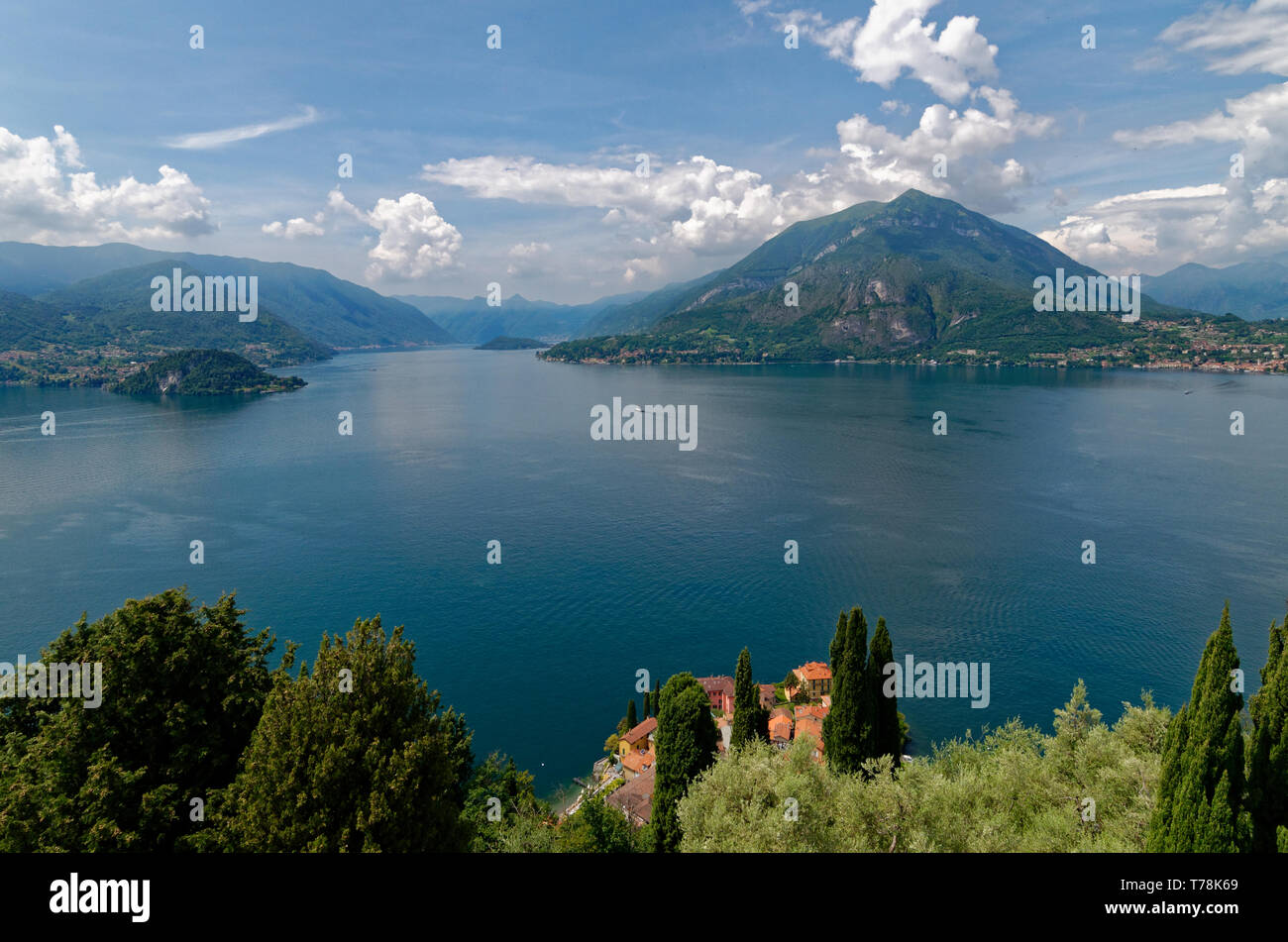 Panorama guardando verso il basso sulla Varenna e sul lago di Como dalla cima della torre del castello di Vezio (Castello di Vezio), Varenna, Italia Foto Stock
