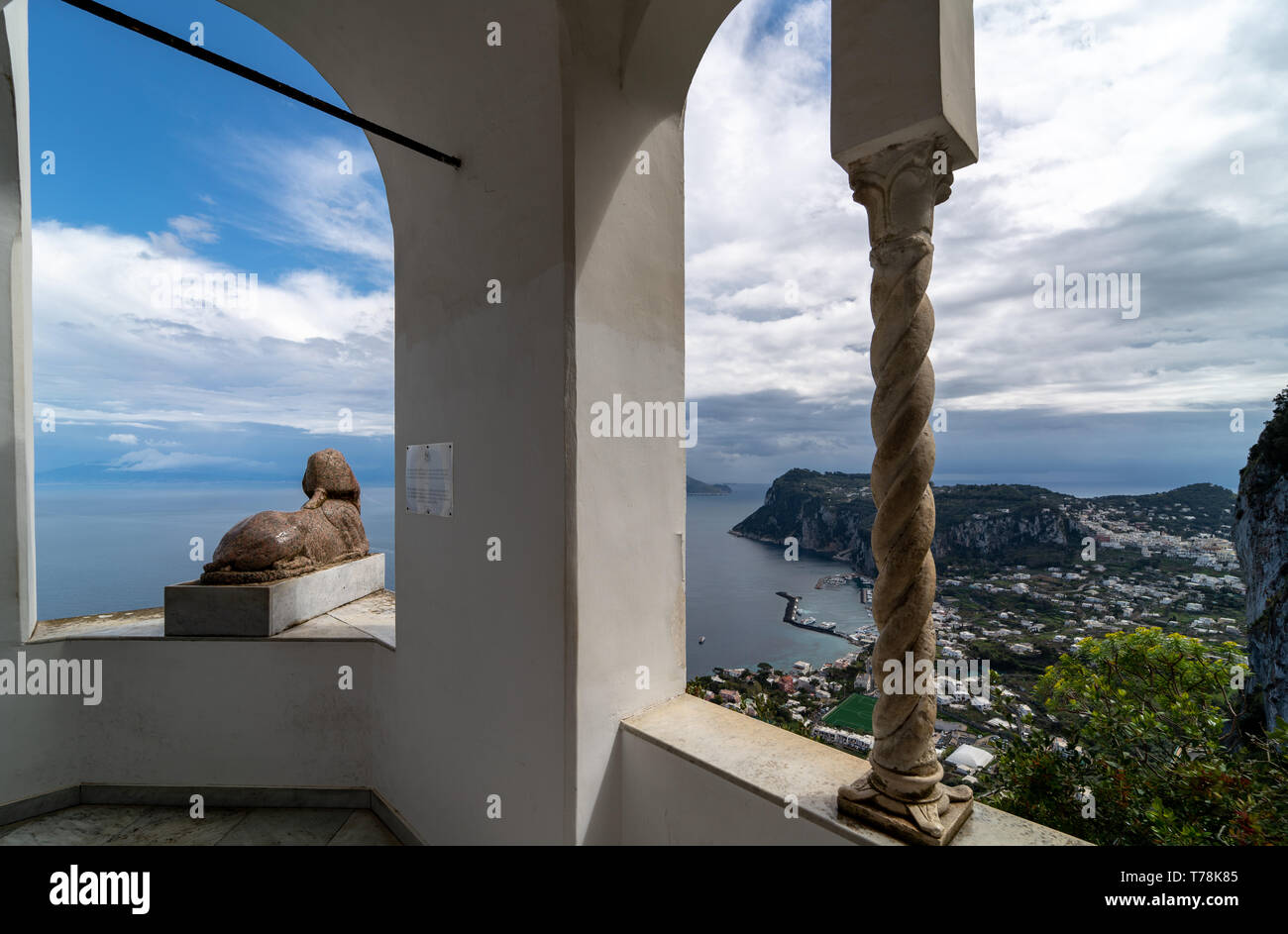 Villa San Michele ad Anacapri, costruita da Axel Munthe, Capri: il famoso e antico sphynx guardando verso il mare, Napoli, Capri e Villa Jovis Foto Stock