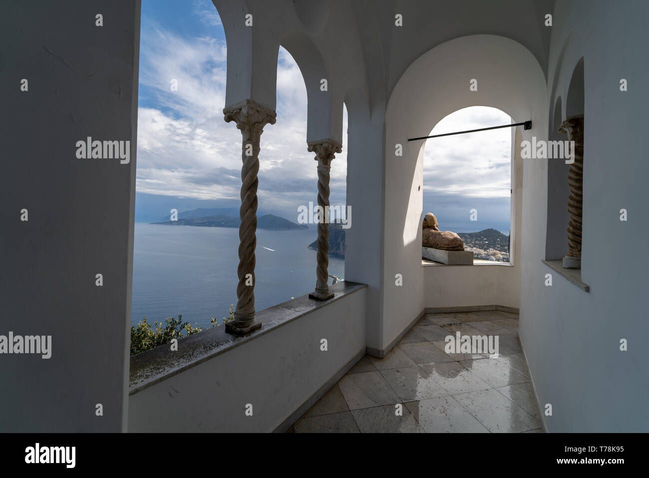 Villa San Michele ad Anacapri, costruita da Axel Munthe, Capri: il famoso e antico sphynx guardando verso il mare, Napoli, Capri e Villa Jovis Foto Stock