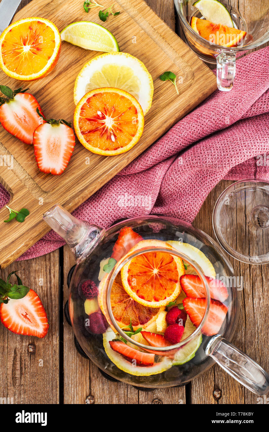 Frutta tè rosso con arance e bacche sul tavolo di legno, vista dall'alto Foto Stock